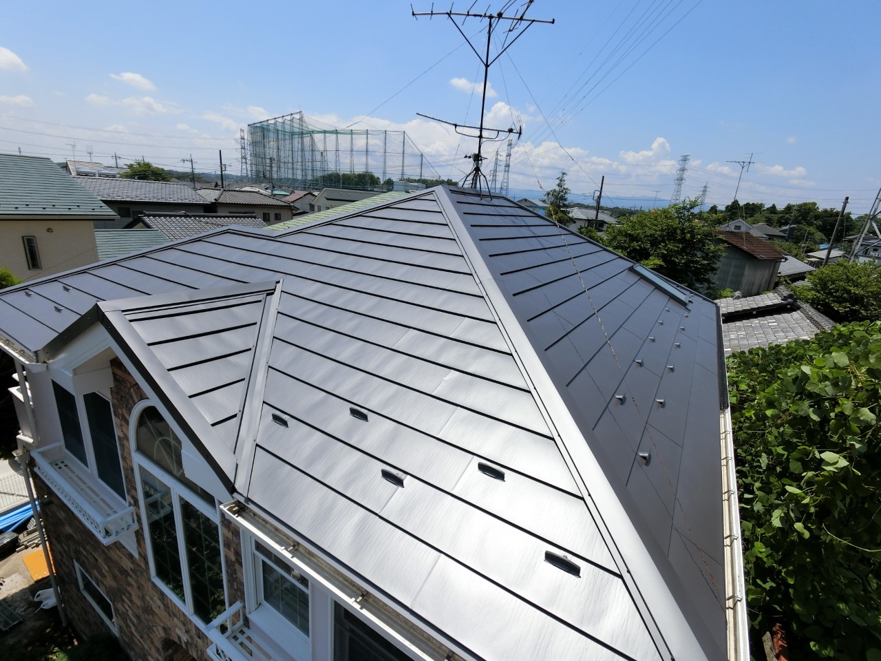 築24年、改修歴なしで劣化が進んだ屋根にはカバー工法で対応！