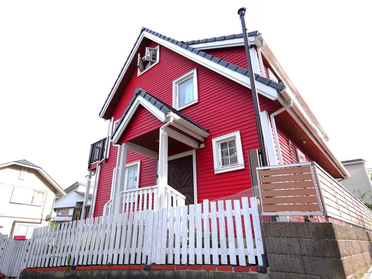 三角屋根に横羽目板と木製サッシが印象的な、おしゃれ輸入住宅の塗り替え(*‘∀‘)北欧風スタイル！