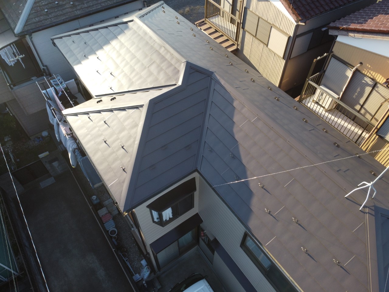 メンテナンスフリーのGL鋼板屋根でカバー工法してしまえば先々あんしん(*'ω'*)横暖ルーフαSのブラウン！