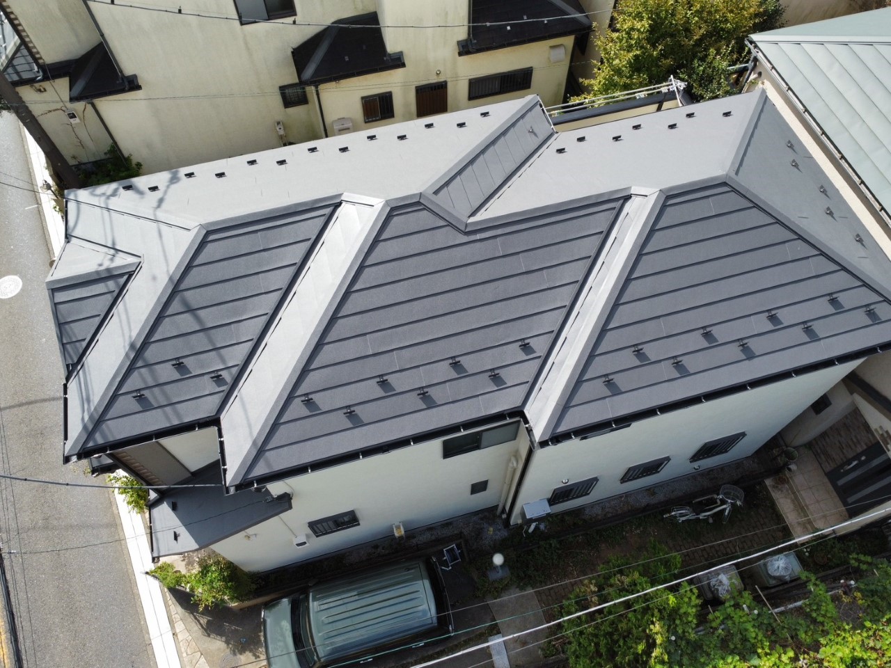 割れや剥離のため塗装NGのパミール屋根をIGスーパーガルテクトで重ね葺き！
