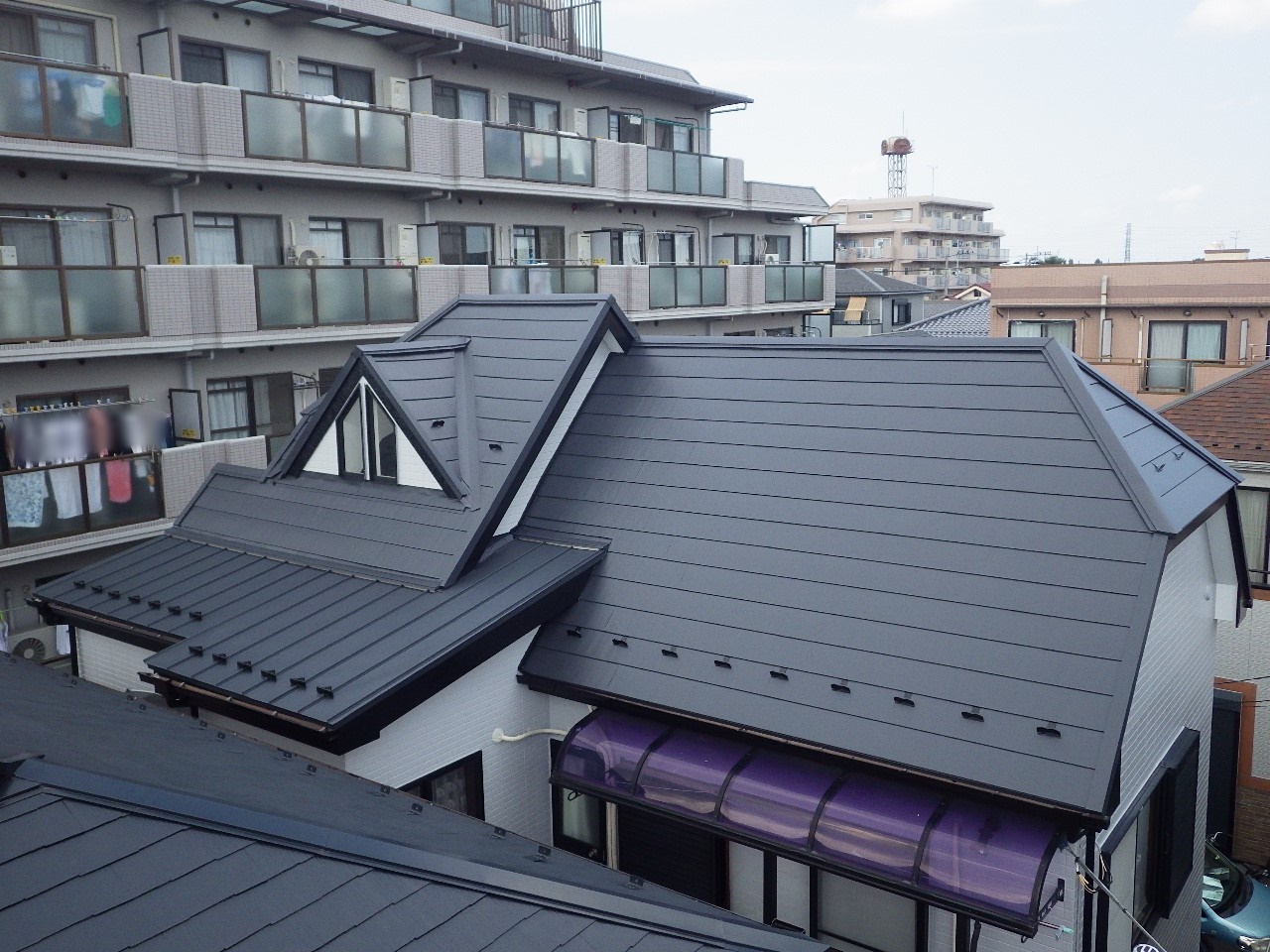 複雑な形状の屋根は雨仕舞が肝心！コロニアル屋根をGL鋼板重ね葺きへ！