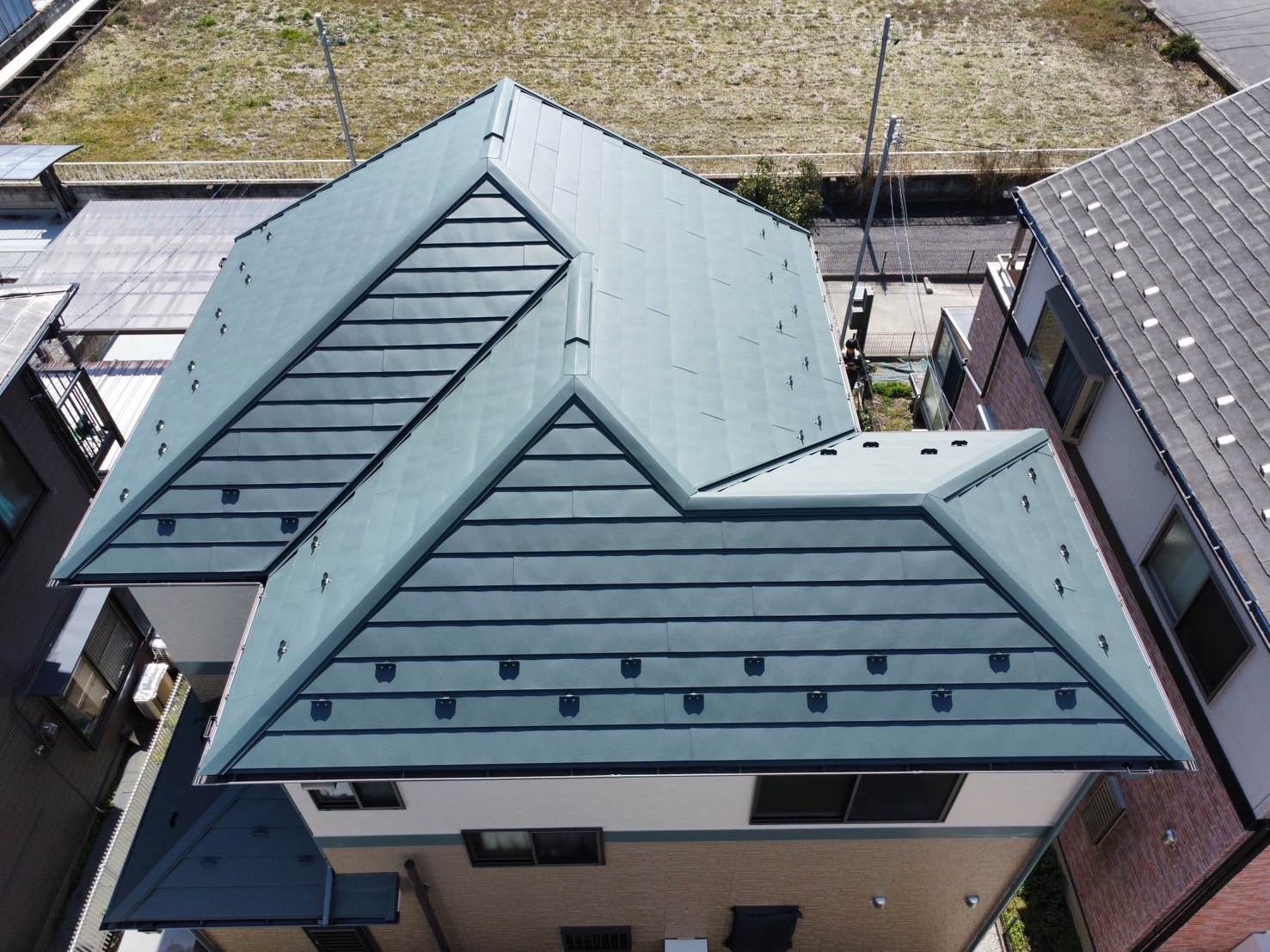 屋根のカバー工法はグリーン！付帯部のアクセントと色を合わせてまとまりがでました(*'▽')