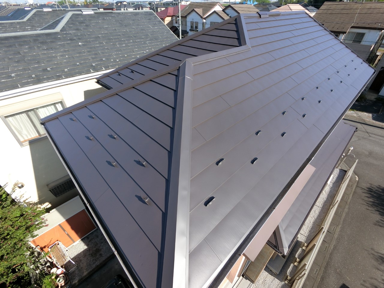 めくれや割れが多数発生しているノンアスベストの屋根はGL鋼板屋根を重ね葺き！