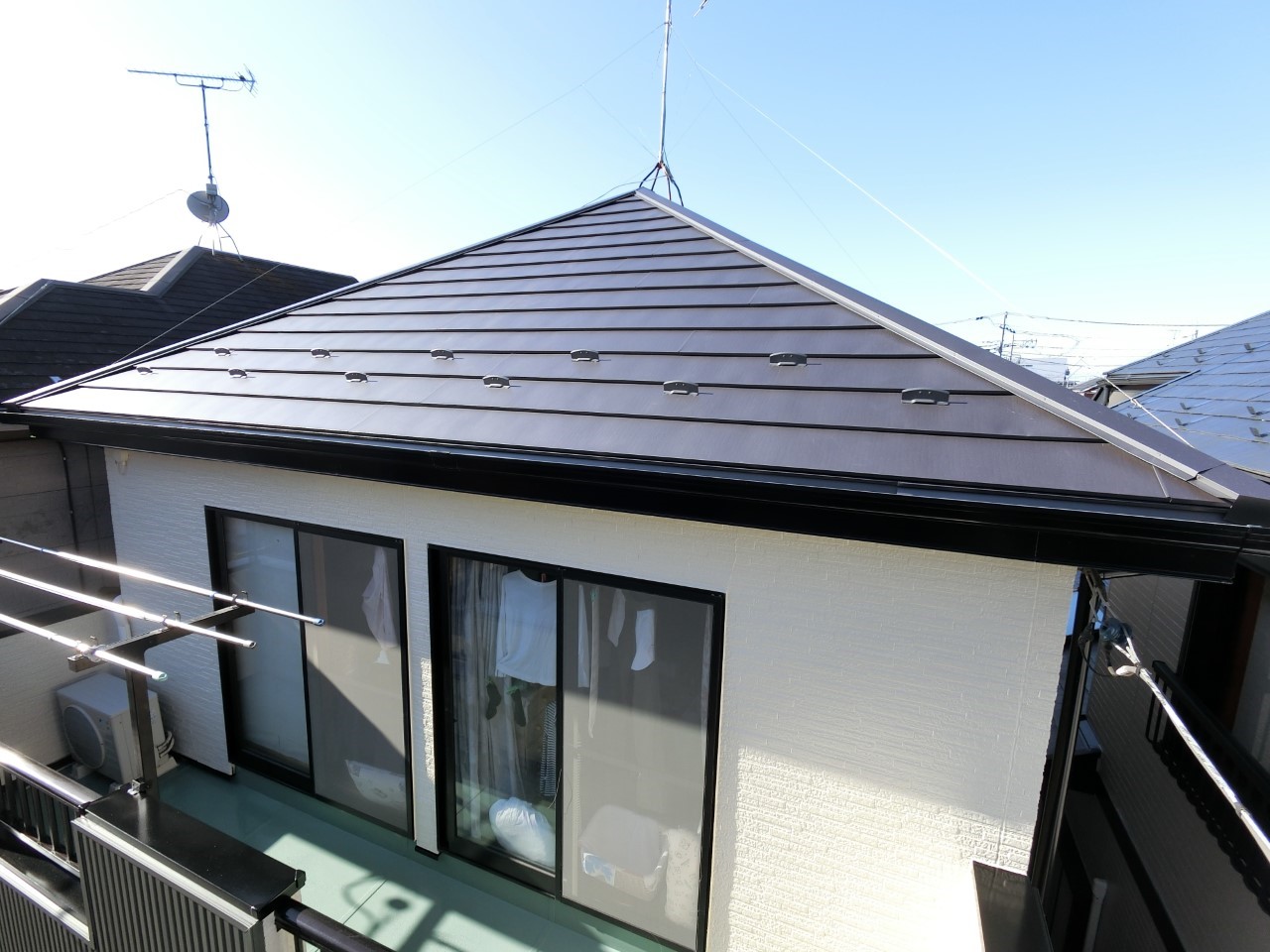 屋根カバー工法 横暖ルーフαS！ギングロ色が素敵です♪