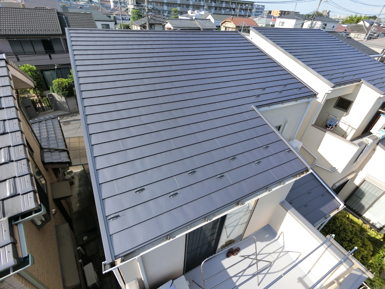 ノンアス屋根にはGL鋼板カバー工法！断熱材入りで片流れ屋根の暑さも軽減！