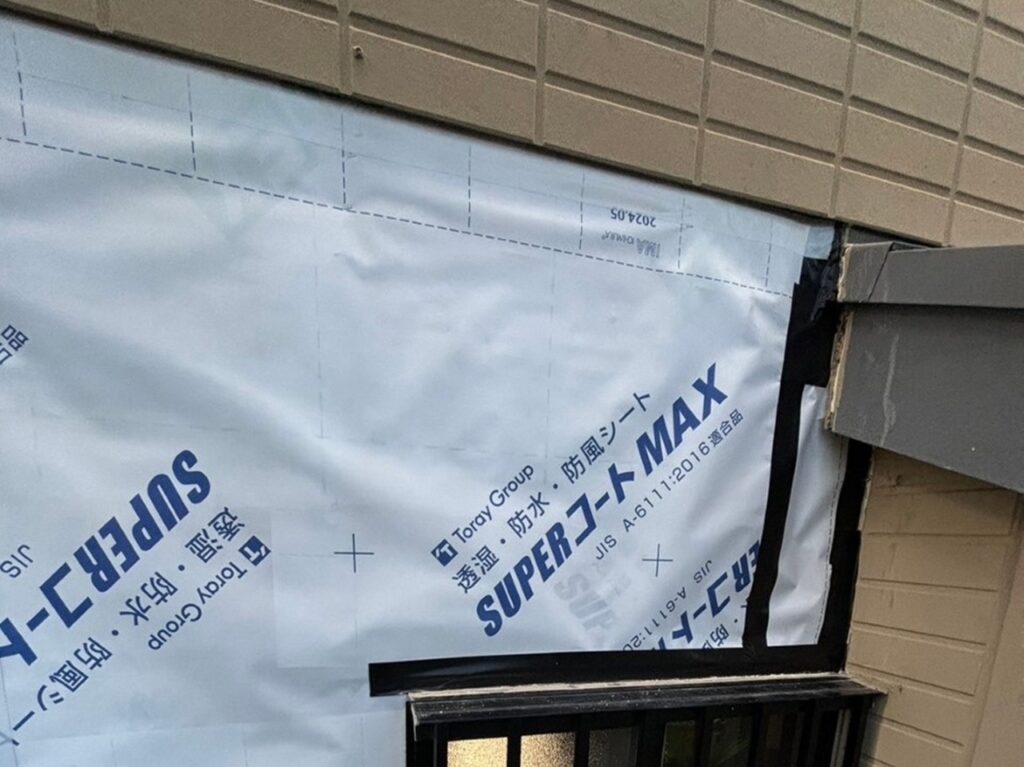 上から新たに防水紙を貼ります。
