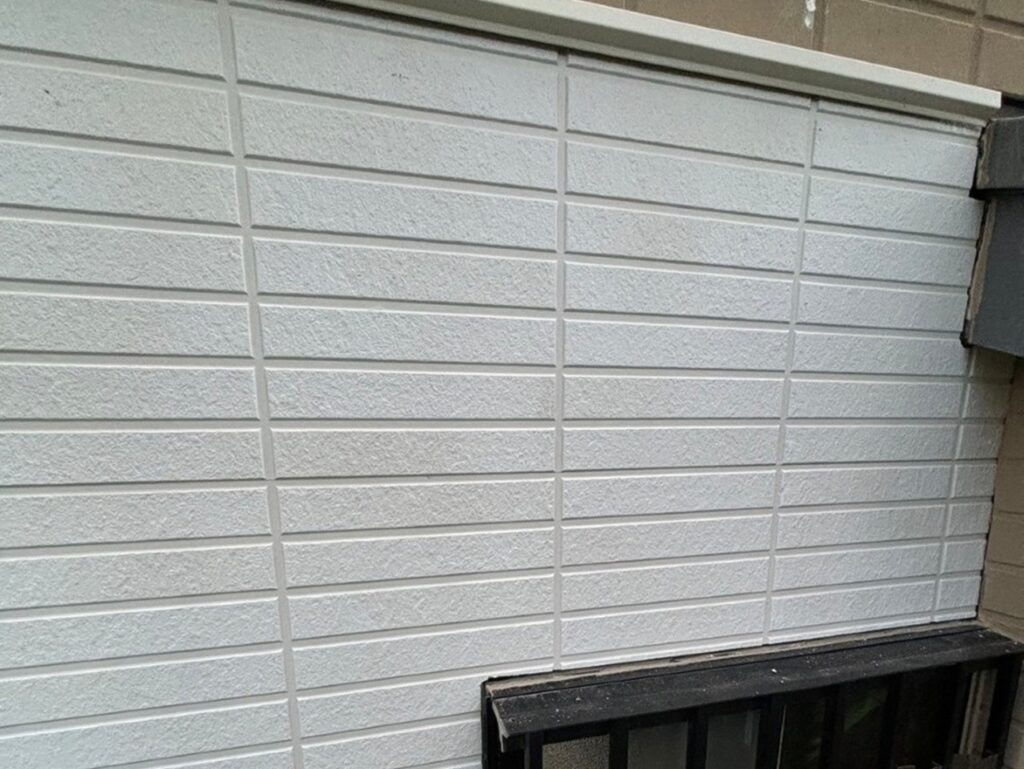 新しく外壁を貼り替えます。