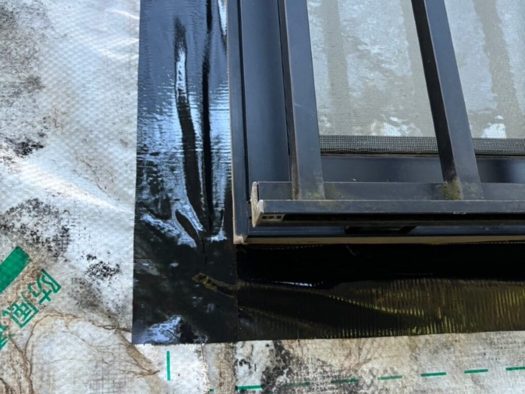 雨水が侵入しやすいサッシ廻りもしっかりと。