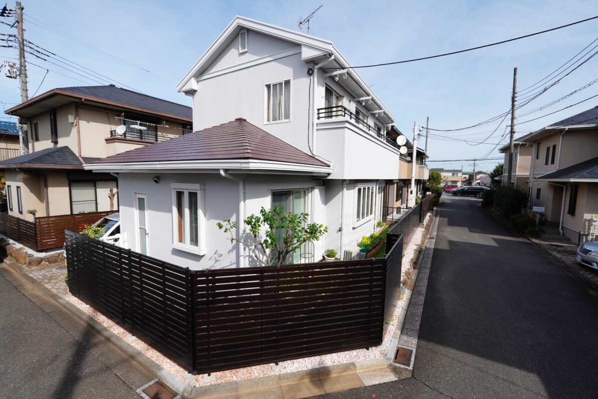 清潔感と開放感を演出し、街並みにも映える佇まい
