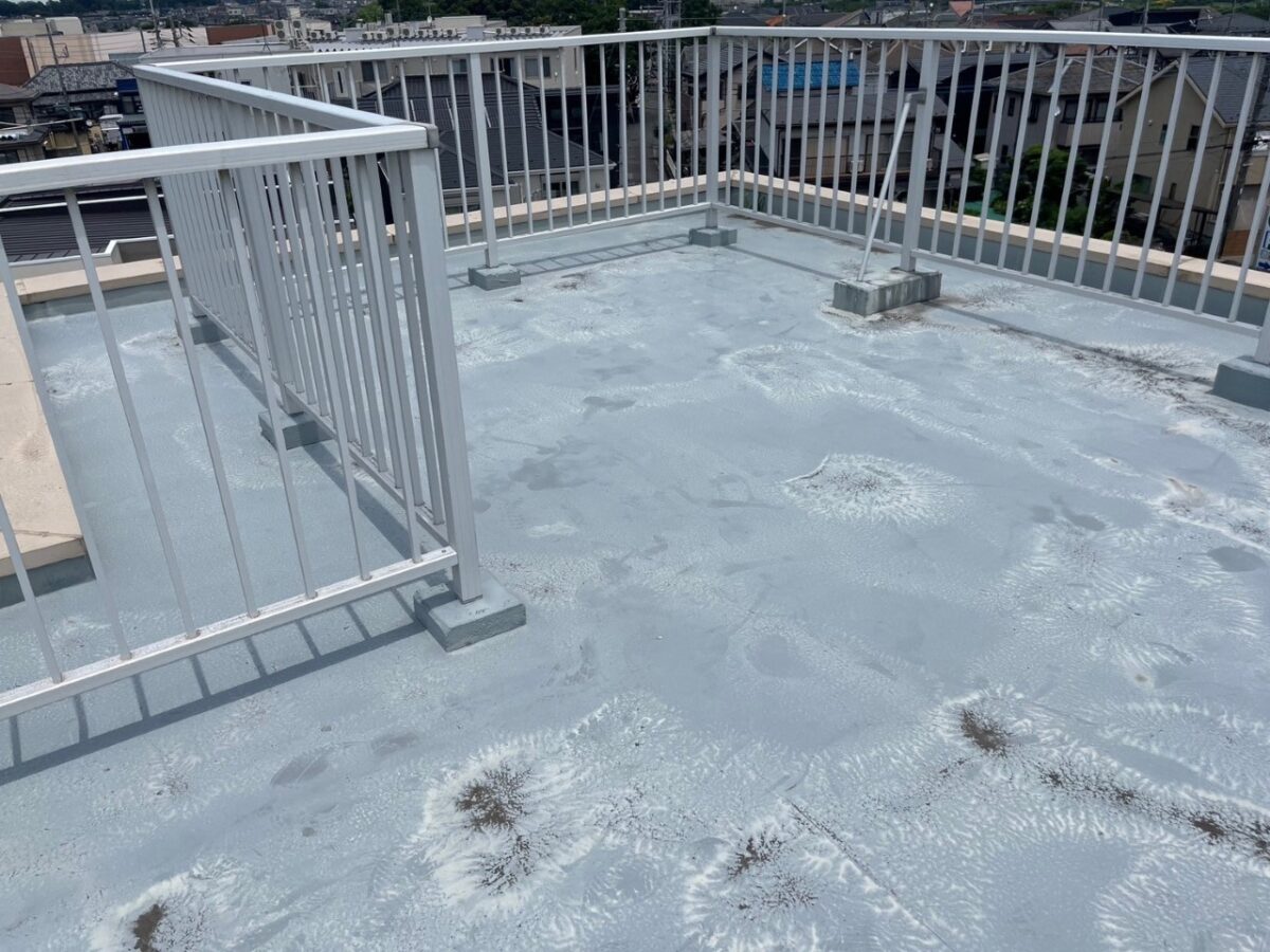 湿気がこもりやすい平場は通気緩衝で対応し、立上りは補強クロス+密着工法を選定。