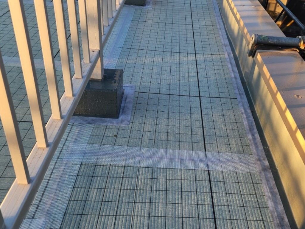 シート端部押さえ
