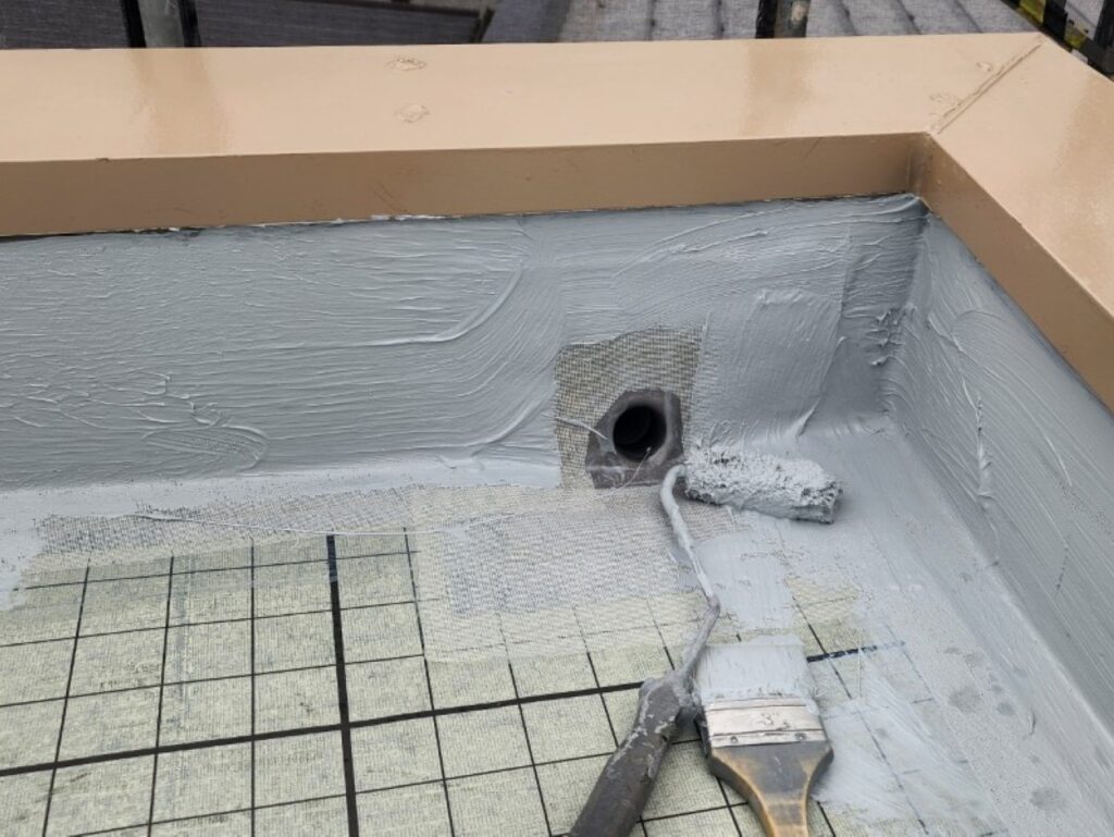 立上り／フェンス基礎
ウレタン防水密着工法×1層目