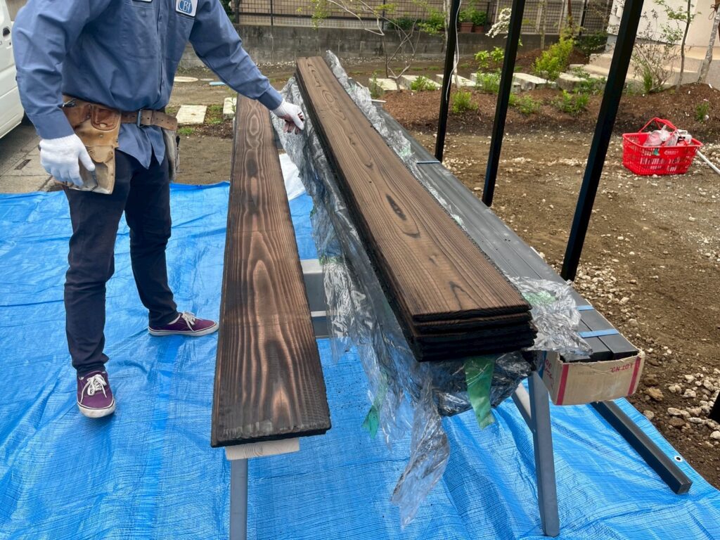 美杉(みすぎ)は、素焼した後、表面の炭をブラシで落とした焼杉