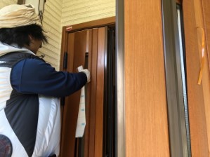玄関ドア用ダイノックフィルム貼り