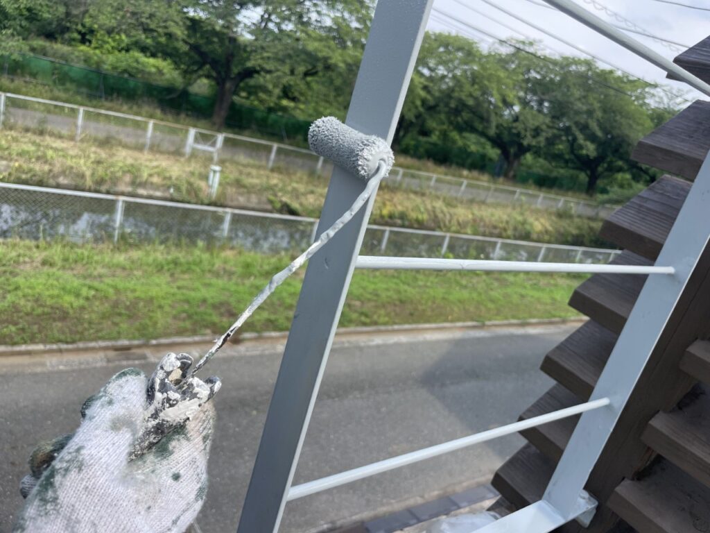 鉄製バルコニー手摺　中塗り
1液ファインシリコンセラUV（65-60B）