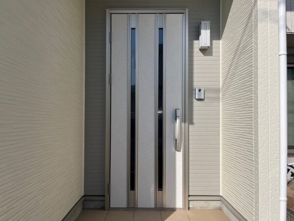 さいたま市Ｙ邸｜“ダイノックフィルム”を貼るだけ！玄関ドアのリメイクで“理想をカタチ”に