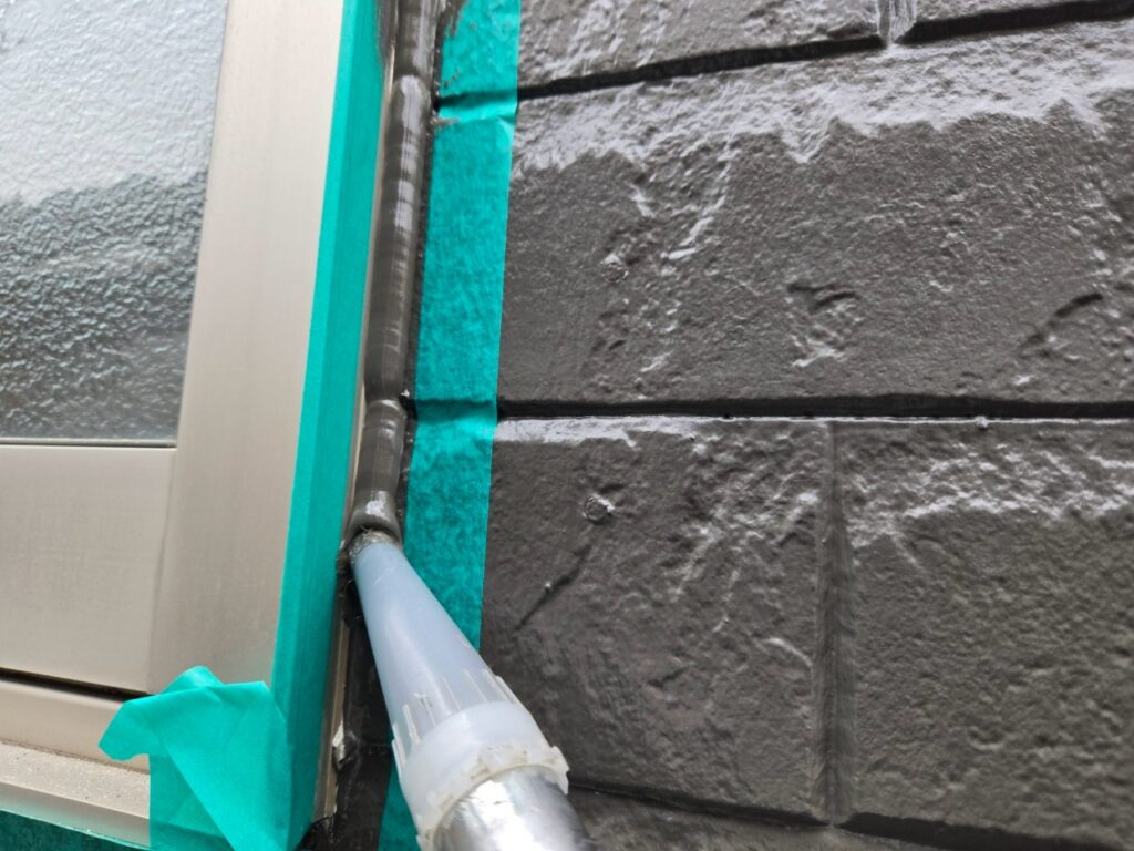 サッシ廻りシール増し打ち