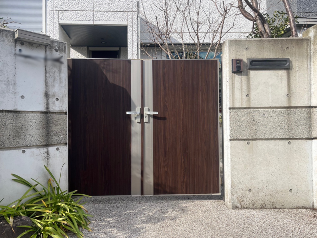 練馬区Ｔ邸｜“ダイノックフィルム”を貼るだけリフォーム！日焼けで傷んだ門扉が美しく再生