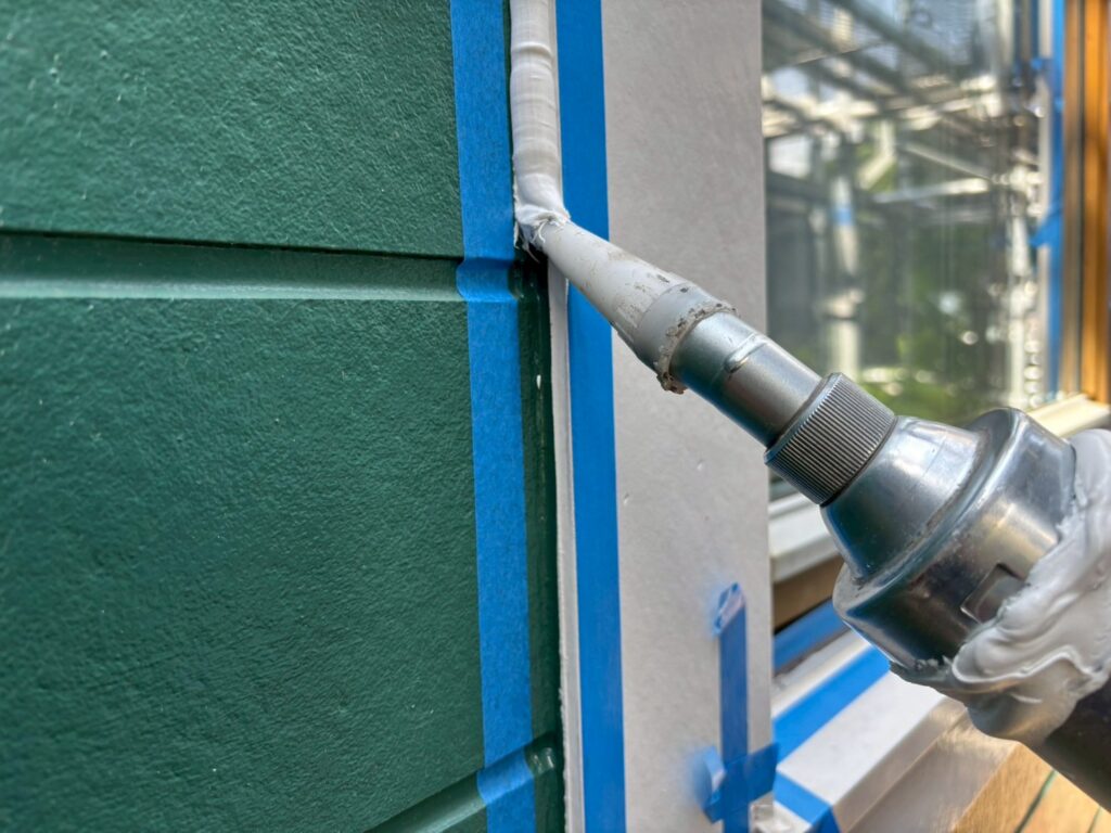 窓飾り廻りシーリング増し打ち