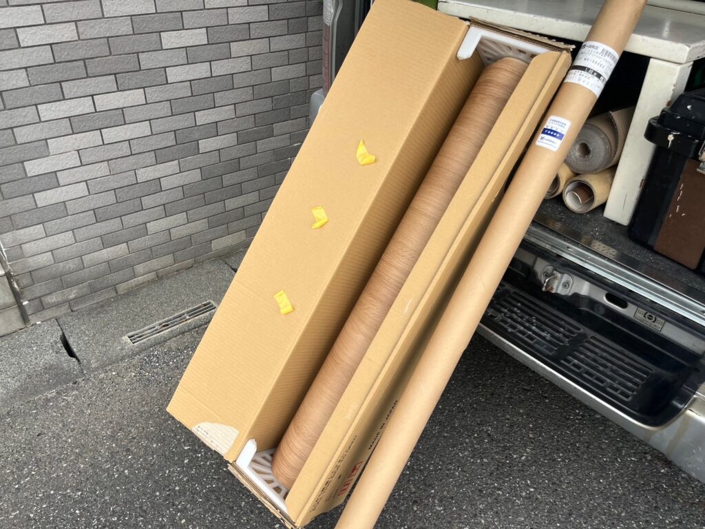 ダイノックフィルム
形状に合わせカットし、貼っていきます。