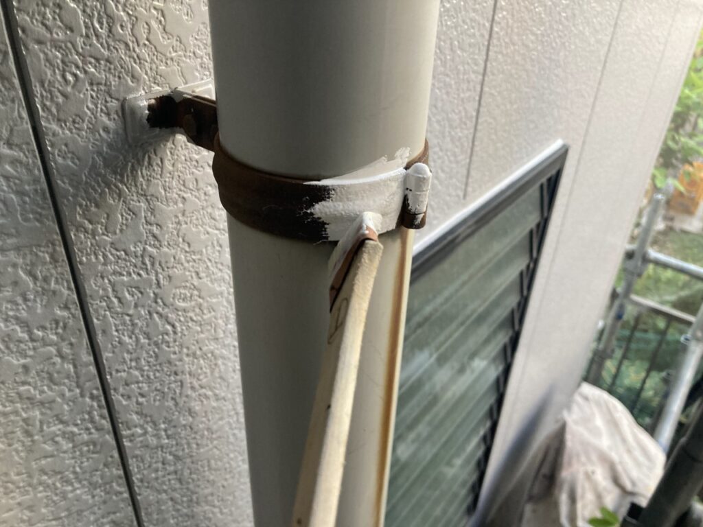 排水パイプ留め具　さび止め塗布