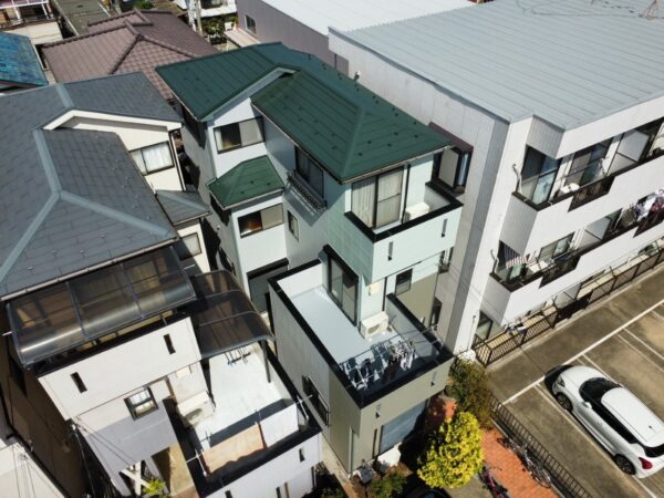 さいたま市 Ｓ様邸｜パミール屋根のめくれ・割れにカバー工法！外壁の色分けは爽やかなミントグリーンを基調に3色分け