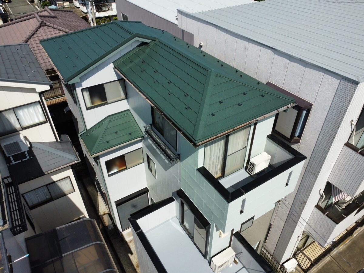 劣化の進んだパミール屋根はカバー工法で一新！外壁の色分けは爽やかなミントグリーンを基調に3色分け