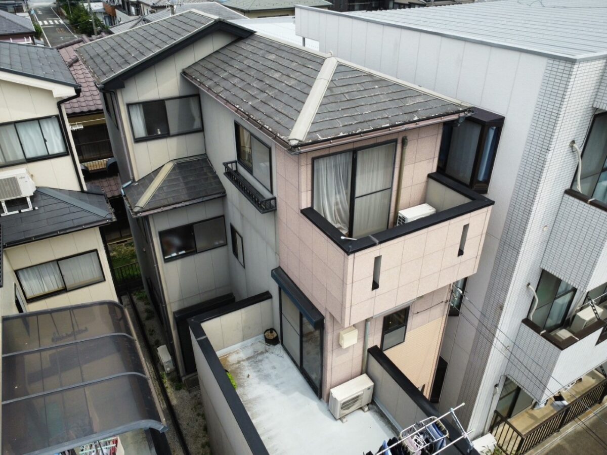 劣化の進んだパミール屋根はカバー工法で一新！外壁の色分けは爽やかなミントグリーンを基調に3色分け