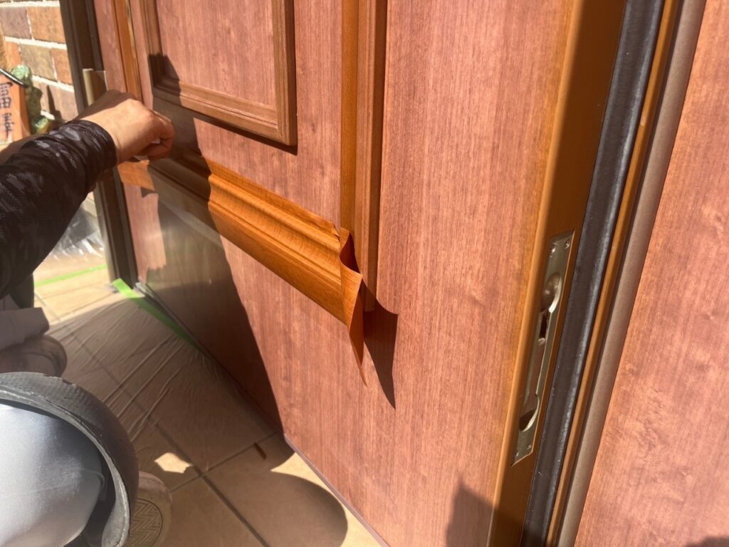 細かなモール部分から貼っていきます。