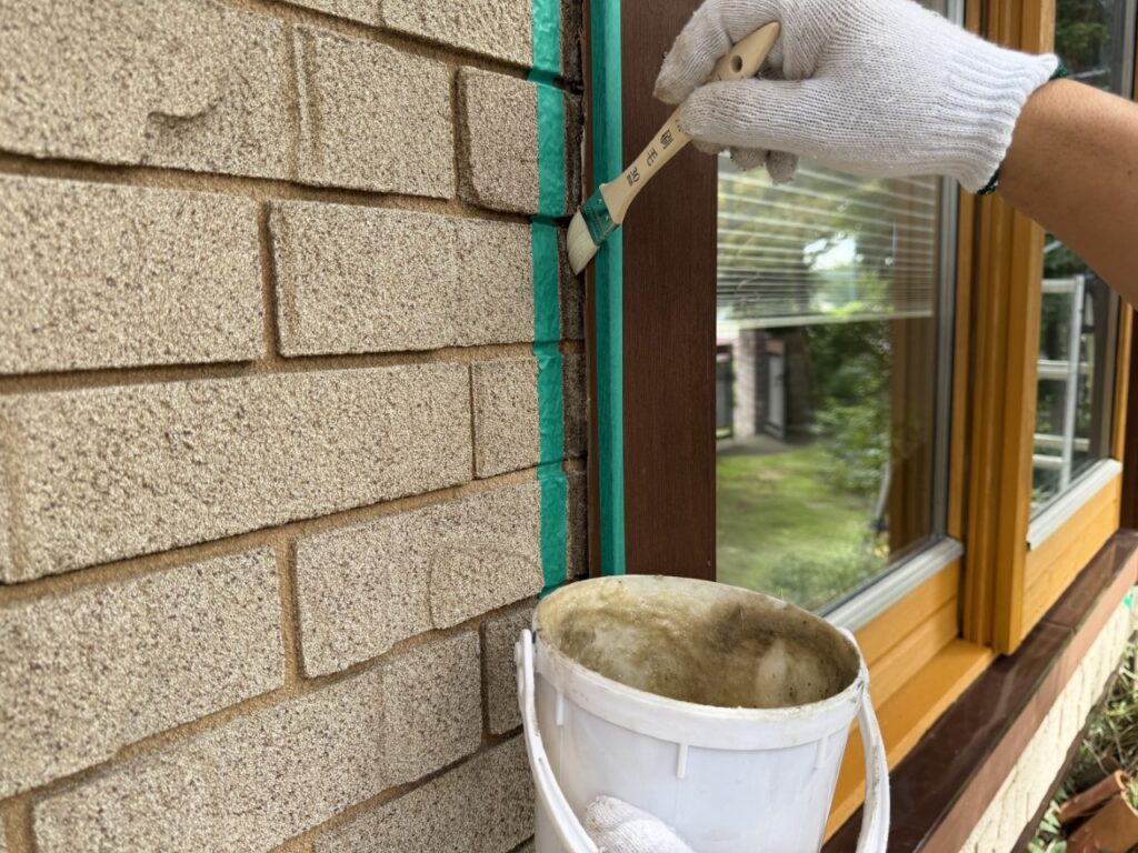 窓飾り廻り専用プライマー塗布