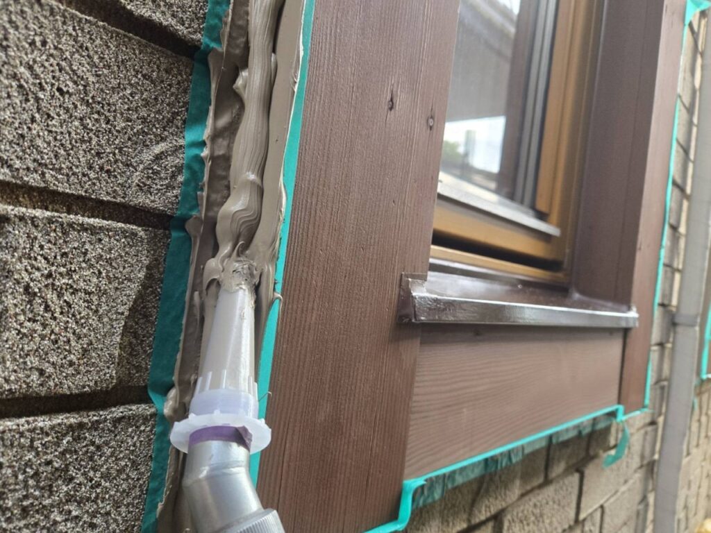 窓飾り廻りシーリング打ち替え