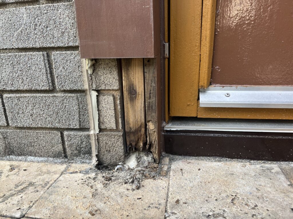 腐食部の窓飾り撤去