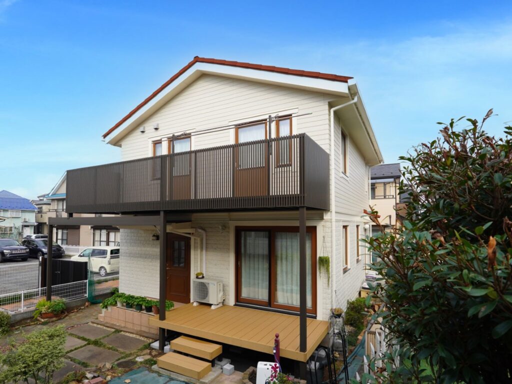 所沢市 スウェーデンハウス｜木製バルコニーをLIXILアルミバルコニーへ刷新｜ペットとの暮らしに配慮したリニューアル