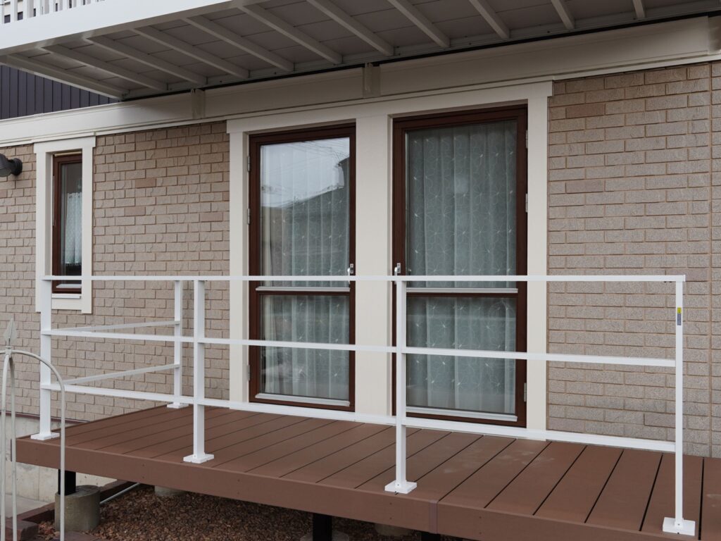 新規テラス手摺設置
ジーエムラインT-10（ホワイト）
4スパン
