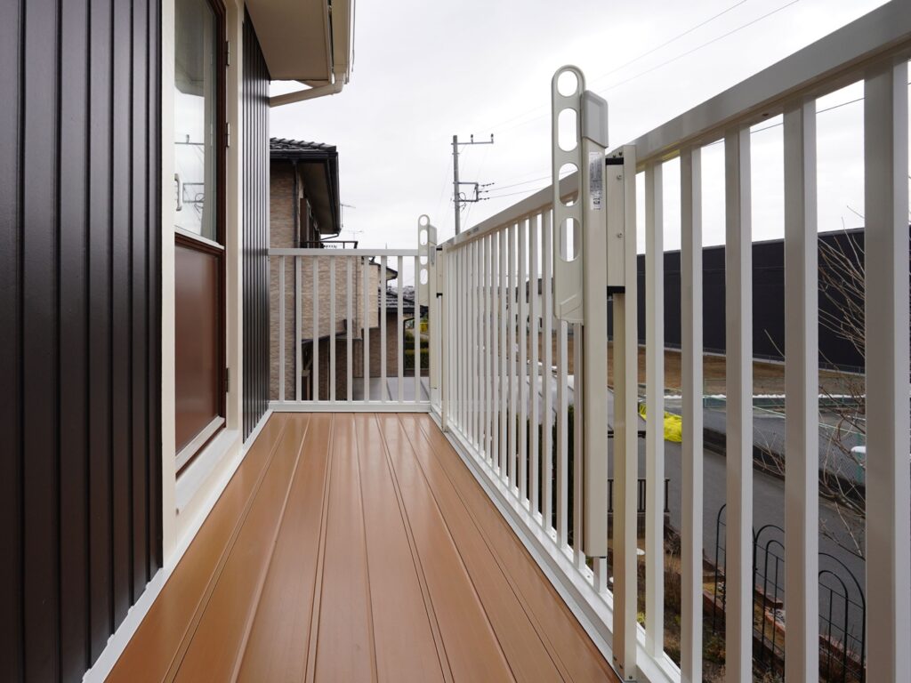 新規バルコニー床設置
塩ビデッキ（モクメ）