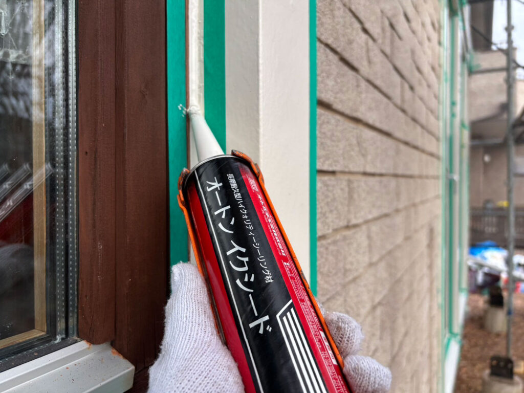 木製サッシ廻りシーリング増し打ち
オートンイクシード（コットンホワイト）