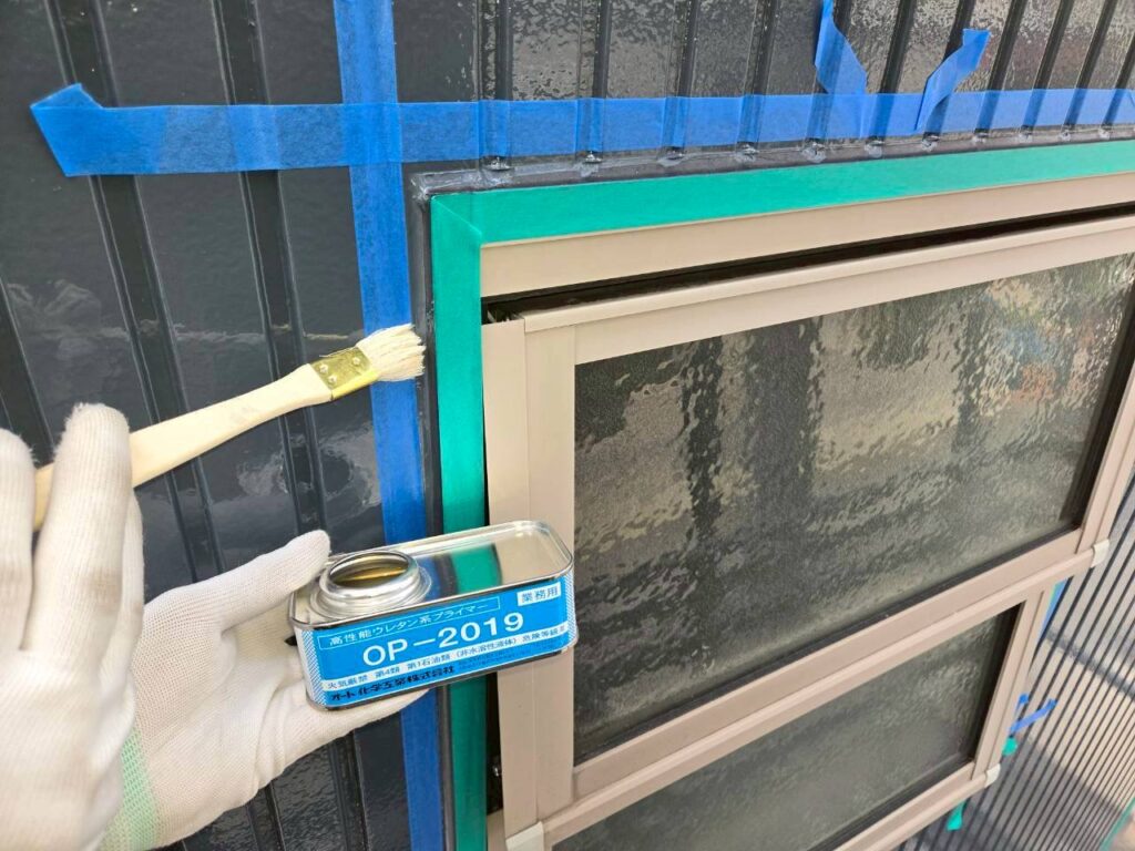 サイディング部サッシ廻り 専用プライマー塗布