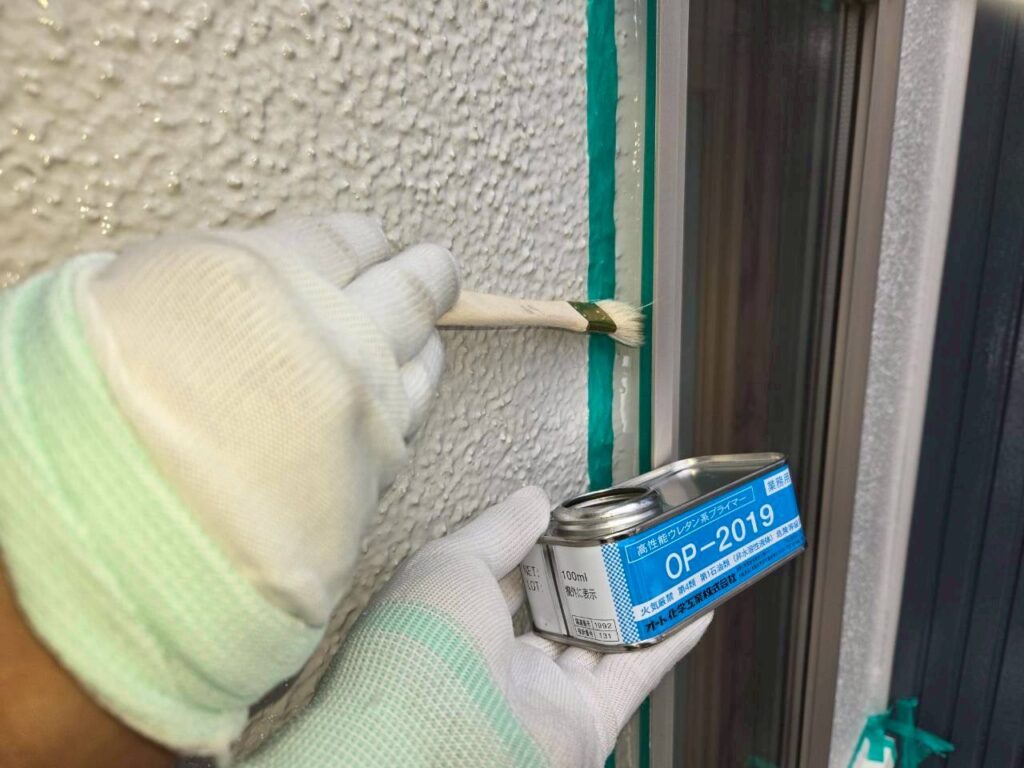 モルタル部サッシ廻り 専用プライマー塗布