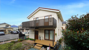 スウェーデンハウスの木製バルコニーをアルミ・樹脂素材へ改修