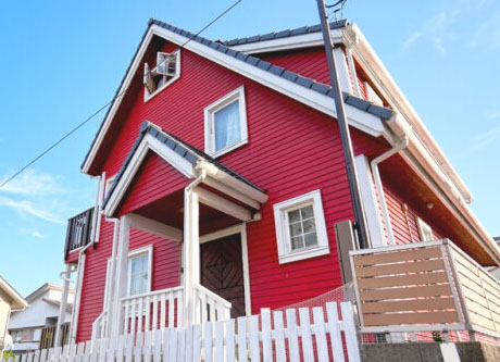 【川口市】輸入住宅の木部塗装｜外壁・木製サッシ・バルコニー手摺で塗料を使い分けた理由
