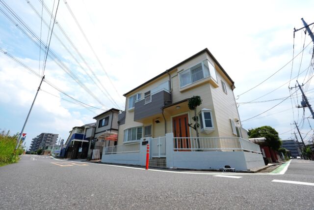 川口市　築30年　既存のカラーを引き継ぎ、メリハリのある配色に！

詳しい施工内容はこちらをCHECK！！
→ @nagamochi_kobo
屋根・外壁はもちろん、その他 外構やウッドデッキ、内装などもお任せ下さい！
外装リフォーム 無料で診断・調査・お見積もり╭(๑•̀ㅂ•́)و
簡単手軽なＬＩＮＥ＠見積はじめました♪
お気軽にお問い合わせ下さい♪
ＨＰ ： @nagamochi_kobo
ＬＩＮＥ ID 検索 ：@fwf6086c
フリーダイヤル ： 0120-993-006
お気軽にお問い合わせ下さい♪

#屋根塗装
#屋根板金
#外壁塗装
#外構塗装
#塗り替え
#塗り分け
#ナノコンポジットW
#FRP防水
#置き床
