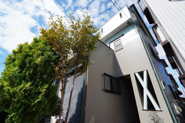 さいたま市　築20年　グリーンの屋根を基調に外装配色を決定！

詳しい施工内容はこちらをCHECK！！
→ @nagamochi_kobo
屋根・外壁はもちろん、その他 外構やウッドデッキ、内装などもお任せ下さい！
外装リフォーム 無料で診断・調査・お見積もり╭(๑•̀ㅂ•́)و
簡単手軽なＬＩＮＥ＠見積はじめました♪
お気軽にお問い合わせ下さい♪
ＨＰ ： @nagamochi_kobo
ＬＩＮＥ ID 検索 ：@fwf6086c
フリーダイヤル ： 0120-993-006
お気軽にお問い合わせ下さい♪

#屋根カバー工法
#外壁塗装
#シーリング工事
#スーパーガルテクト
#塗り替え
#塗り分け
#カラーシミュレーション
#FRP防水